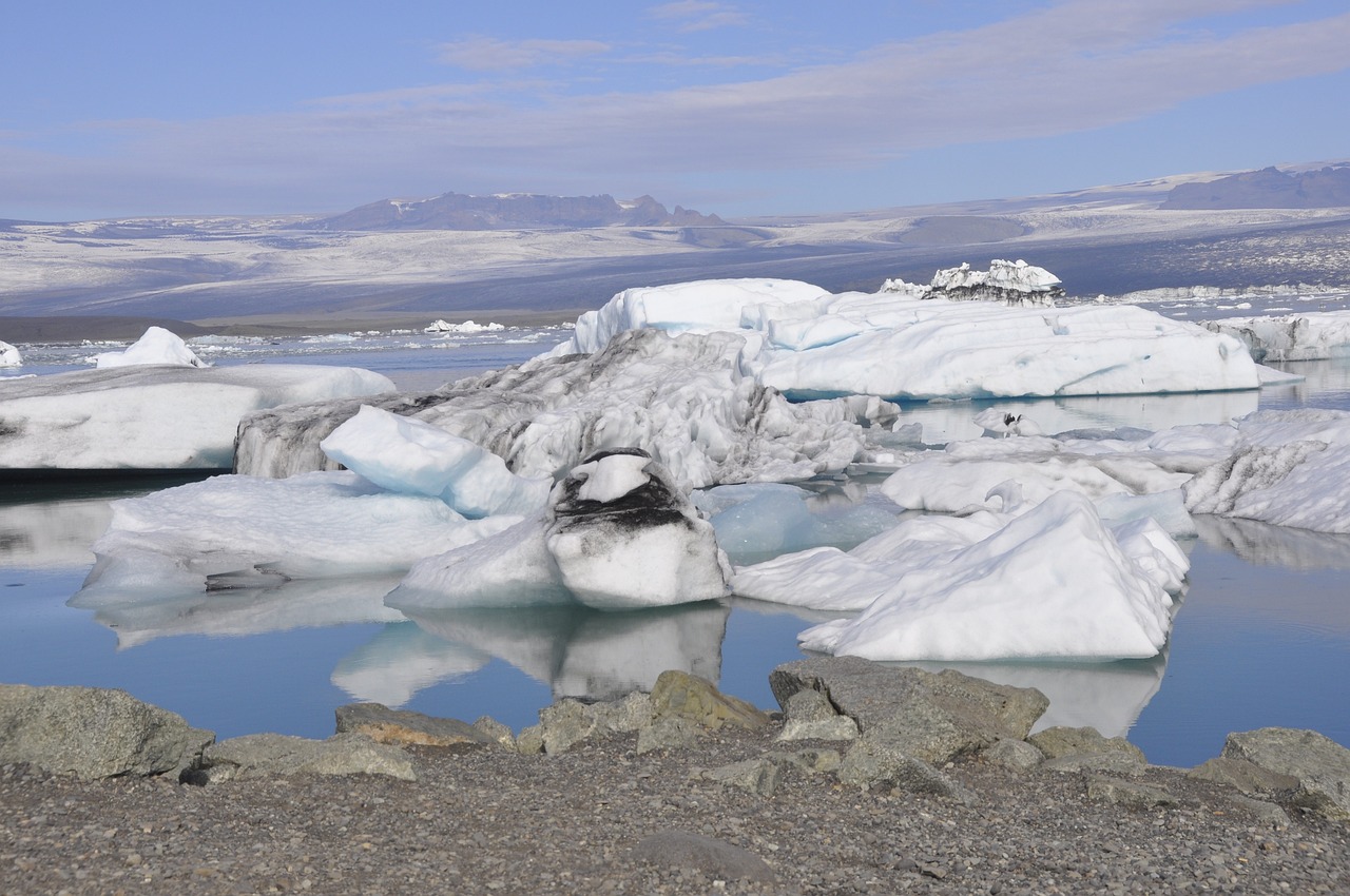 découvrez le permafrost, ce sol gelé en permanence qui joue un rôle crucial dans notre écosystème et influence le climat mondial. apprenez comment le réchauffement climatique affecte cette couche de glace et ses implications pour la biodiversité et les communautés humaines.