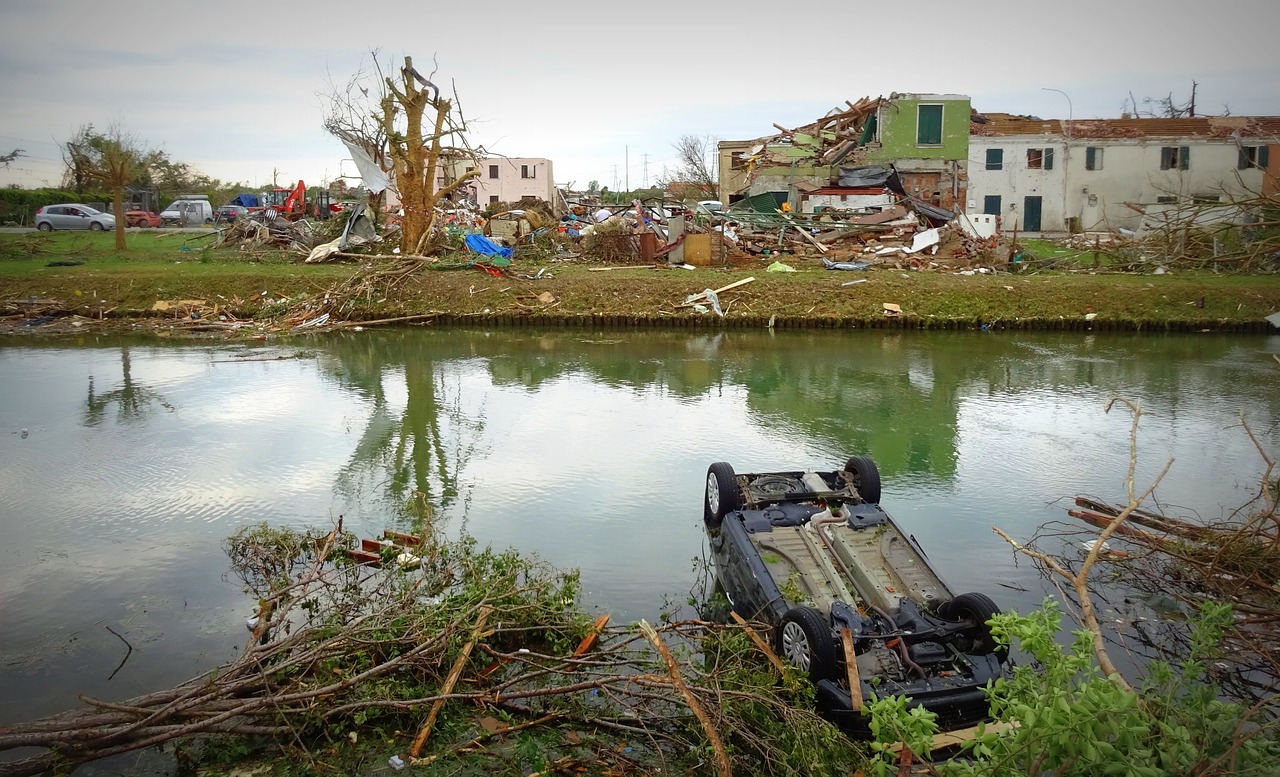 découvrez tout ce qu'il faut savoir sur les cyclones : formation, impact, prévention et conseils pour se protéger. informez-vous sur ces phénomènes météorologiques puissants et leur influence sur l'environnement.