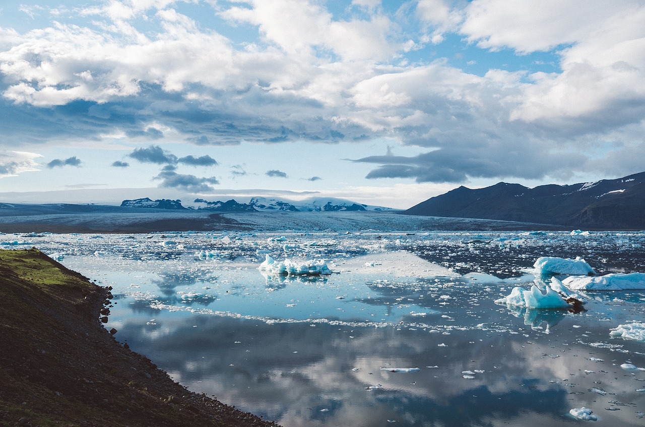 découvrez les enjeux préoccupants du phénomène de la fonte des glaciers, ses impacts sur l'environnement et le climat, ainsi que les solutions pour contrer ce phénomène alarmant.