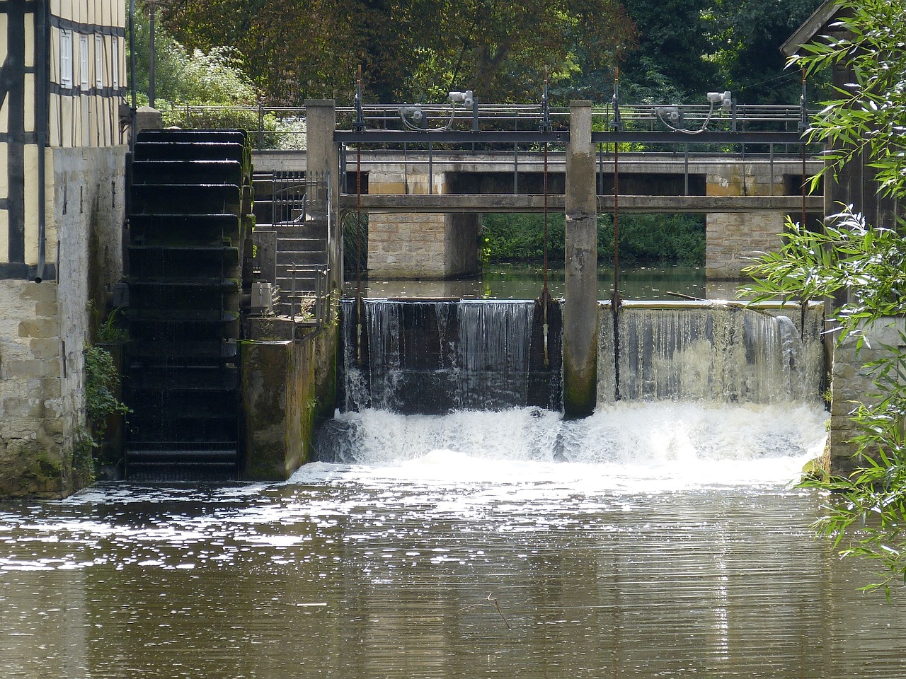 découvrez l'hydroélectricité, une source d'énergie renouvelable clé qui utilise la puissance de l'eau pour produire de l'électricité. apprenez-en plus sur ses avantages, son fonctionnement et son impact sur l'environnement.