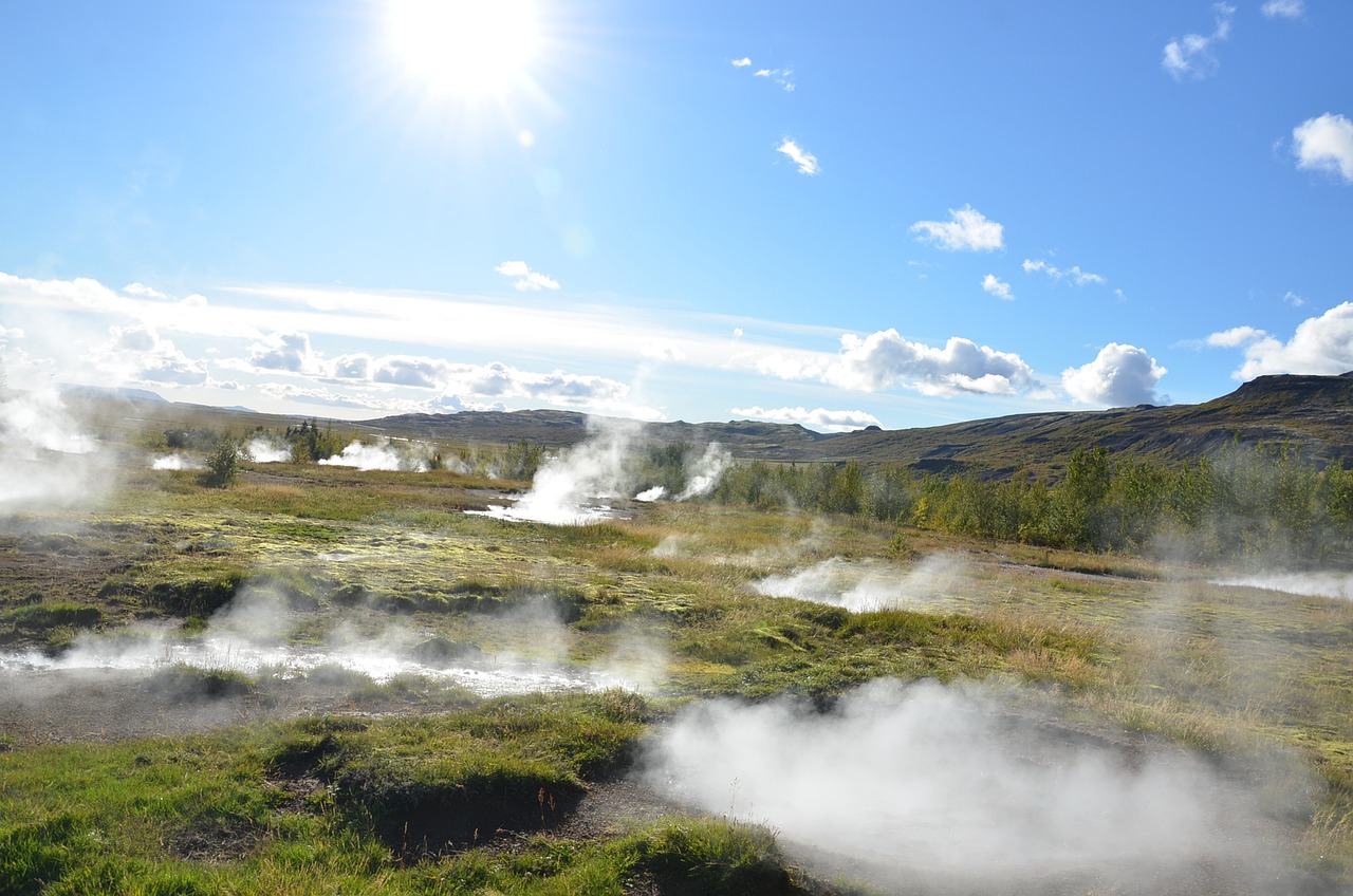 découvrez l'énergie géothermique, une source d'énergie renouvelable et durable qui exploite la chaleur de la terre pour produire de l'électricité et chauffer des bâtiments. apprenez comment cette technologie innovante contribue à la transition énergétique et lutte contre le changement climatique.