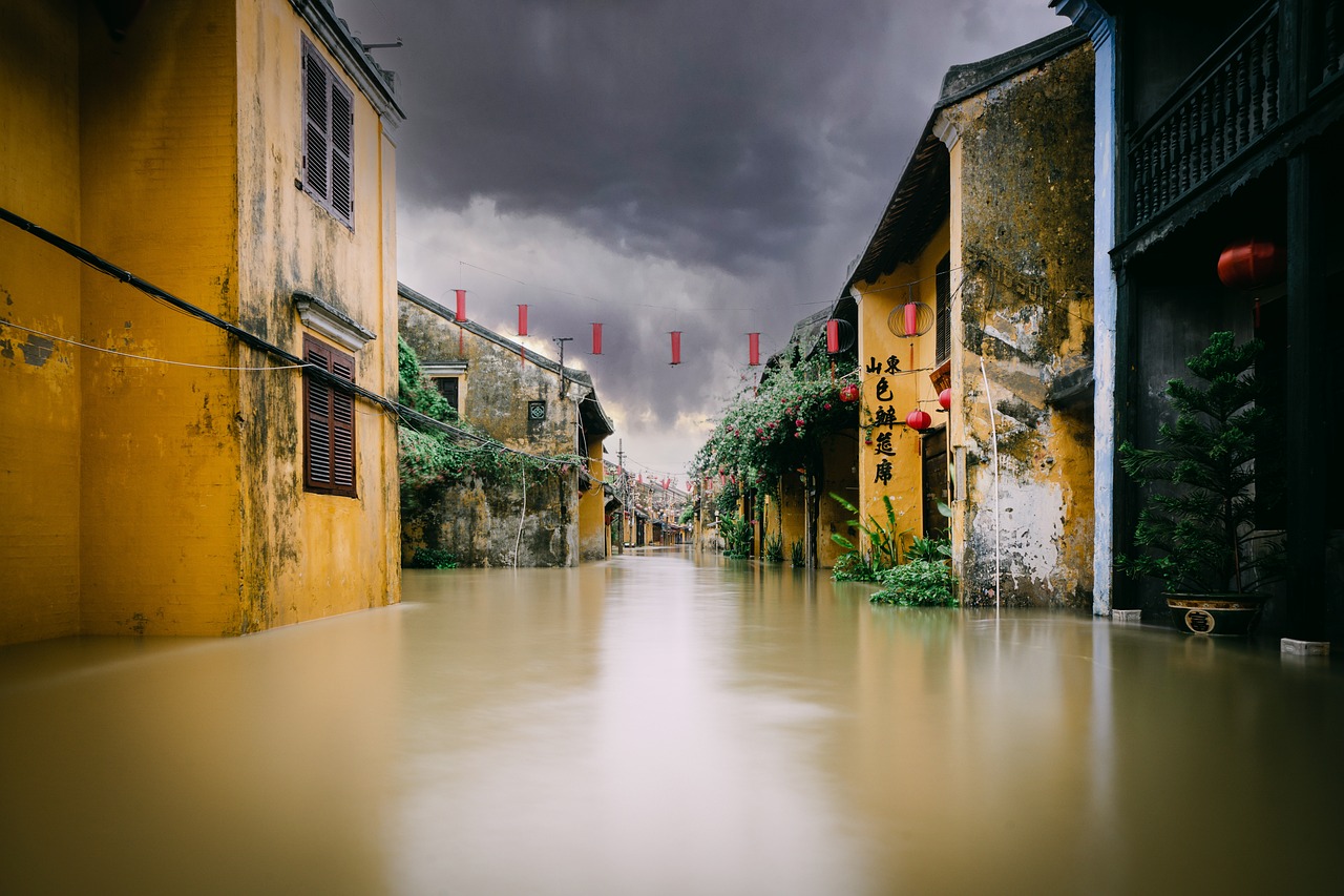 découvrez les causes et impacts des inondations, ainsi que des conseils pour se préparer et réagir face à ce phénomène naturel qui affecte de nombreuses régions du monde.