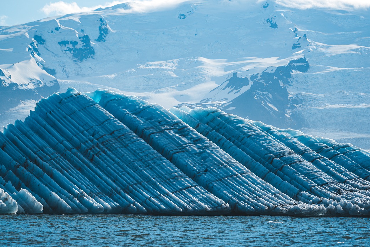 découvrez la majesté des glaciers méditerranéens, un phénomène naturel fascinant où la beauté des paysages rencontre la fragilité de l'environnement. explorez leur formation, leur impact sur l'écosystème local et les défis liés au changement climatique. une aventure inoubliable au cœur des merveilles glaciaires de la méditerranée.