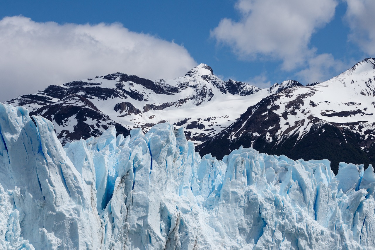 découvrez l'incroyable beauté des glaciers méditerranéens, témoins du changement climatique et de l'évolution des paysages. explorez la faune et la flore uniques qui habitent ces régions glaciaires tout en apprenant sur leur importance écologique et leur préservation.