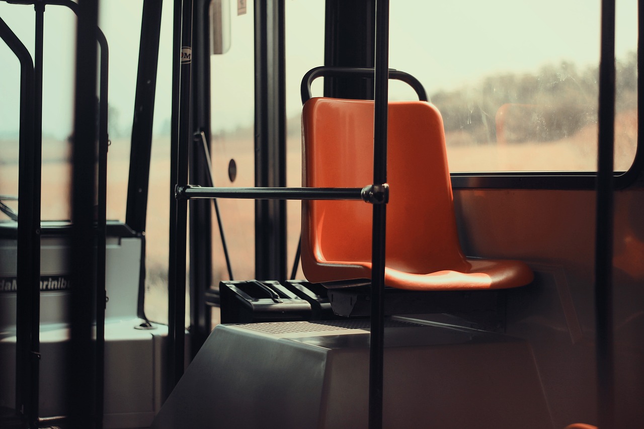 découvrez les avantages des transports en commun : praticité, économie, et respect de l'environnement. simplifiez vos déplacements quotidiens avec nos conseils et astuces sur les réseaux de bus, tramways et métros.