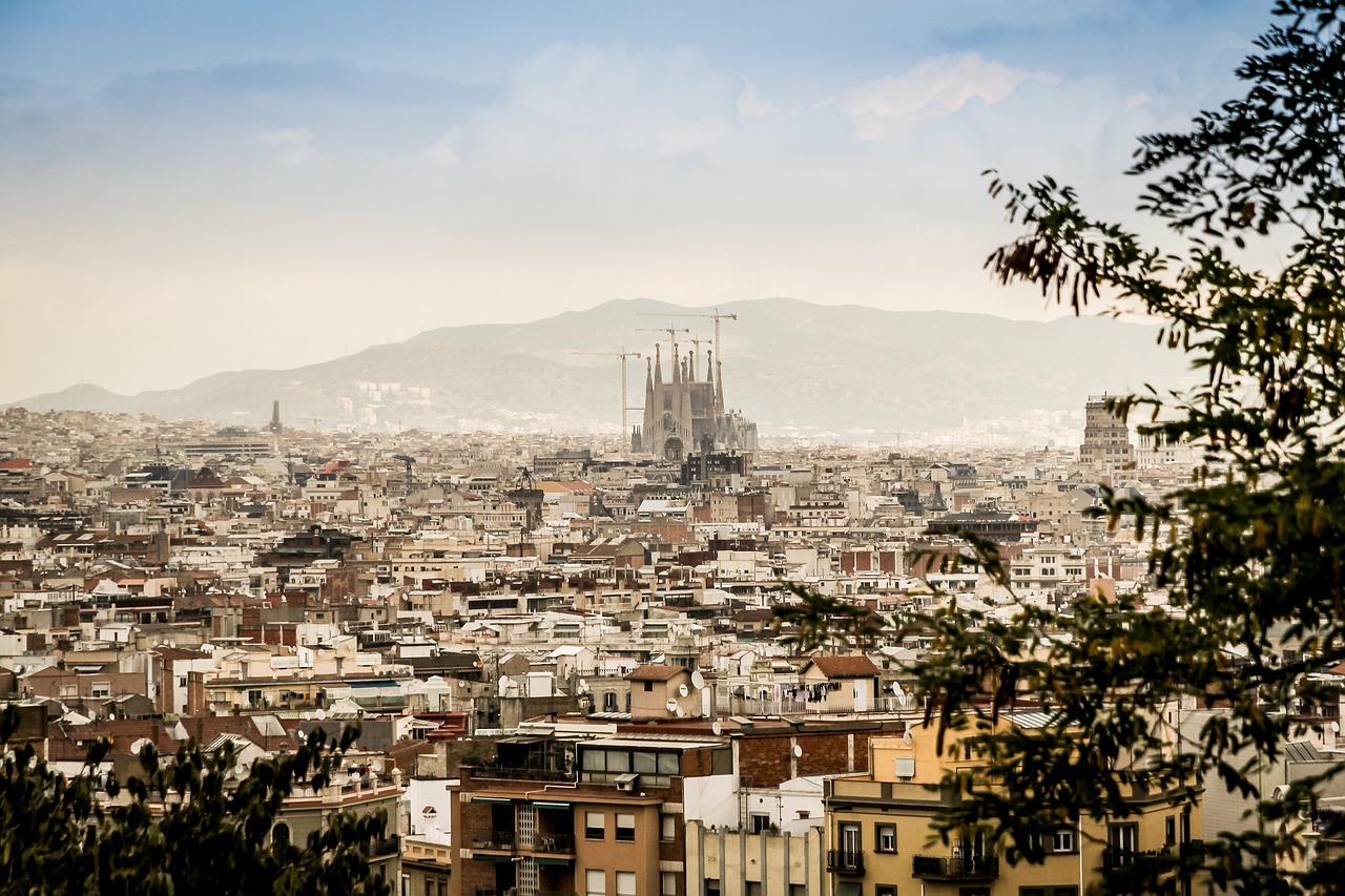 découvrez barcelone, une ville vibrante alliant culture, histoire et modernité. explorez ses célèbres monuments comme la sagrada família, flânez sur les plages ensoleillées et savourez la délicieuse cuisine catalane. barcelone, une destination incontournable en espagne.