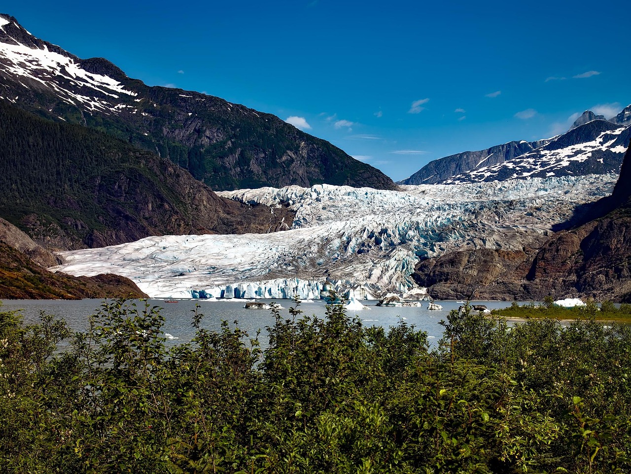 découvrez la glaciologie, l'étude fascinante des glaciers et des calottes glaciaires, ainsi que leur impact sur l'environnement et le climat. plongez dans les processus de formation, de mouvement et de fonte des glaciers, tout en comprenant leur rôle crucial dans le changement climatique.