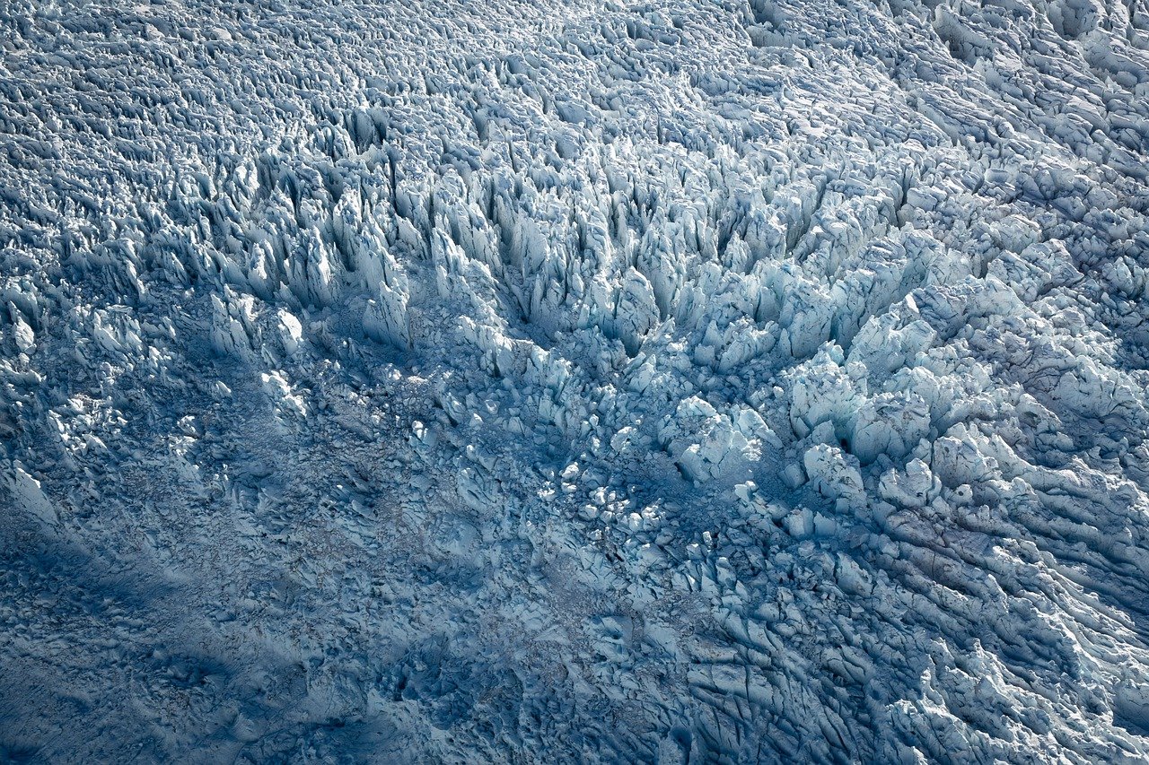 la glaciologie est l'étude des glaciers et des glaces dans divers contextes géographiques et climatiques. découvrez les processus de formation des glaciers, leur impact sur l'environnement et leur rôle dans les changements climatiques actuels.