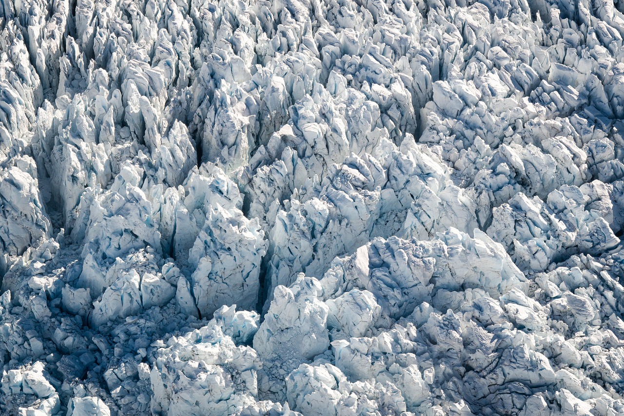 plongez dans l'univers fascinant de la glaciologie, l'étude des glaciers et des calottes glaciaires. découvrez comment ces majestueux géants de glace influencent notre climat, l'écosystème et les niveaux des mers. explorez les recherches récentes et les défis posés par le changement climatique à travers cette science captivante.